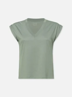 Women FRAME Easy V-Neck Tee in