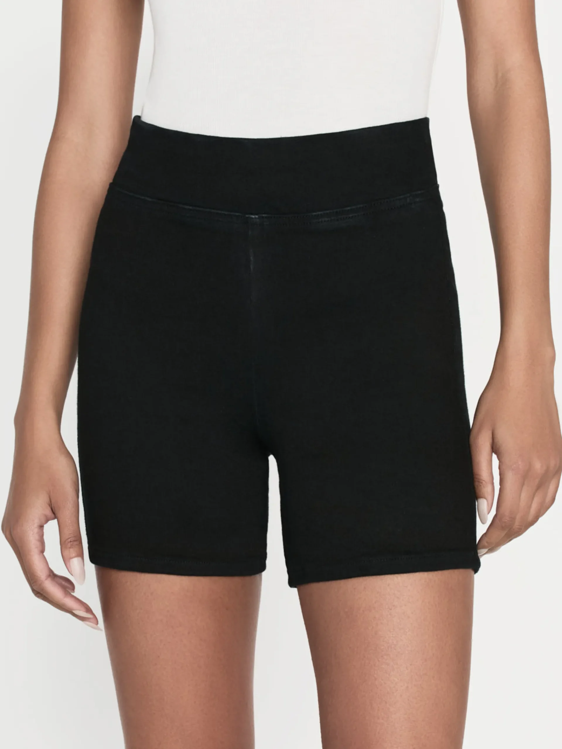 Women FRAME Jetset Short in Sheen Noir