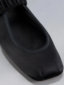 Women FRAME Odin Ballet Flat in