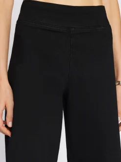 Women FRAME The Jetset Wide Crop in Sheen Noir