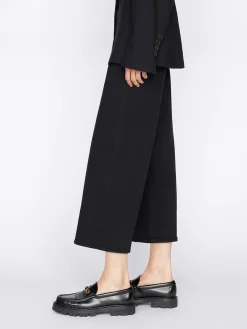 Women FRAME The Jetset Wide Crop in Sheen Noir