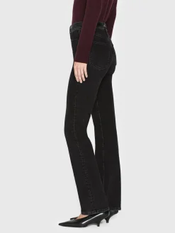 Women FRAME The Ruler in