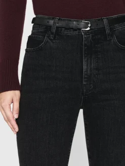 Women FRAME The Ruler in