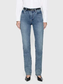 Women FRAME The Ruler in