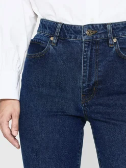 Women FRAME The Ruler in