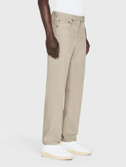 FRAME The Straight Jean in Beach Sand